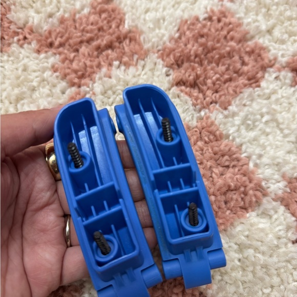 Doona base replacement seatbelt latch (the pair) - Picture 4 of 5